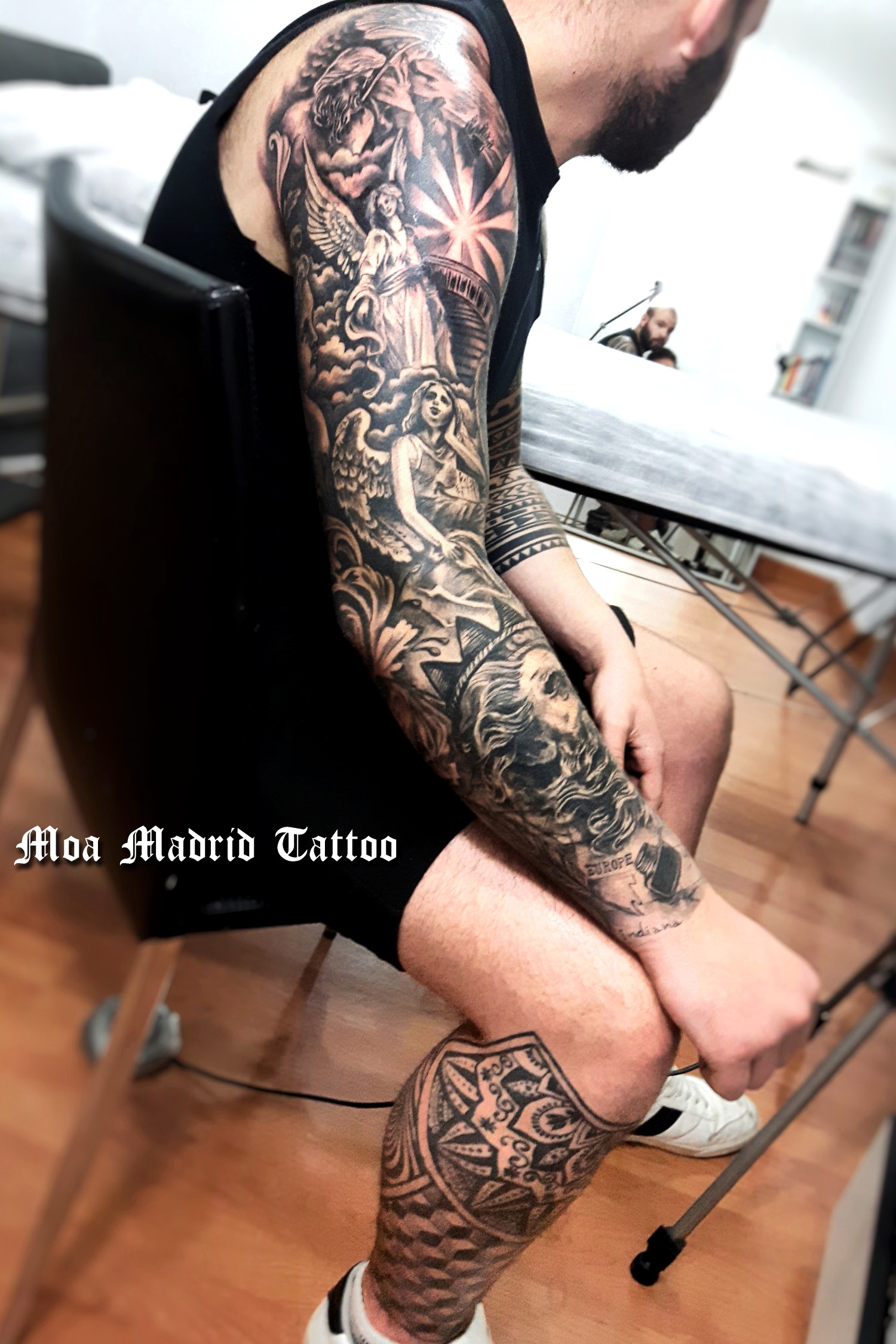 Brazo entero tatuado con esculturas